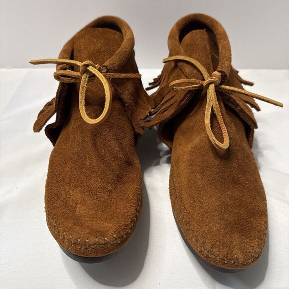 Minnetonka Women's Classic Fringe Leather Hardsole Moccasin Ankle Boots 682 Sz 9 - Picture 1 of 8